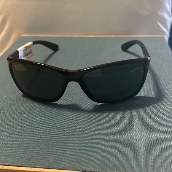 NWT beautiful stylish ray ban sunshades black classics 2022 - Picture 1 of 3